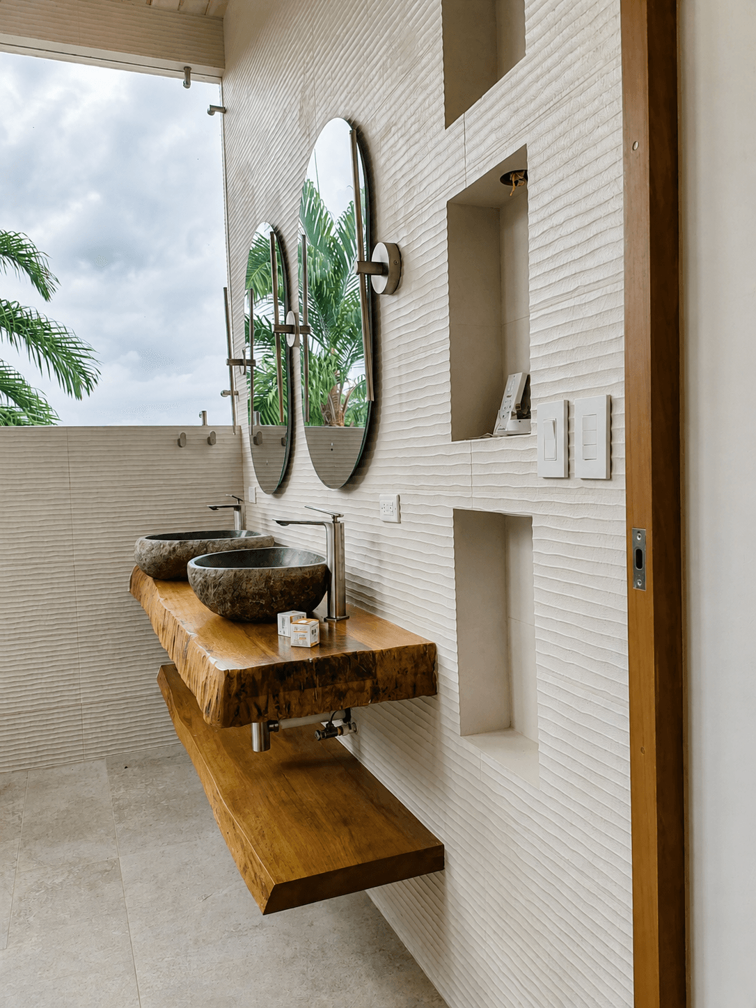 Baños con madera y piedra - Casa Alas