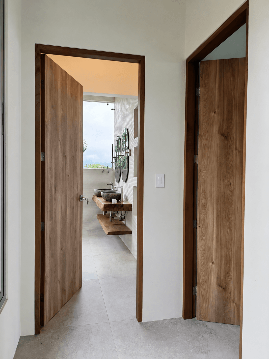 Puerta principal y puertas interiores - Casa Alas
