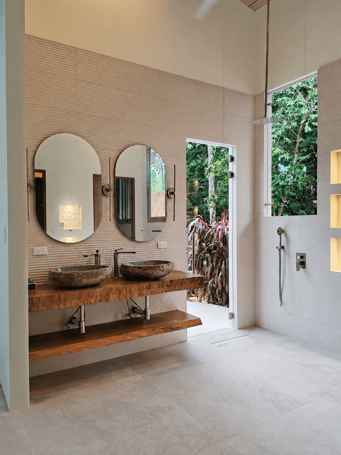 Baños con madera y piedra - Casa Alas