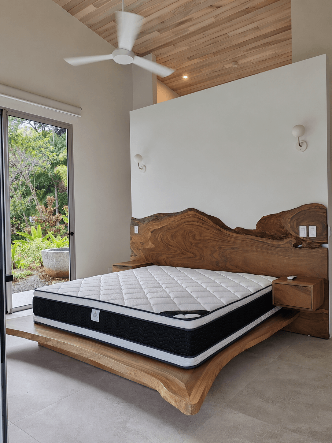 Dormitorio principal y cama de madera - Casa Alas