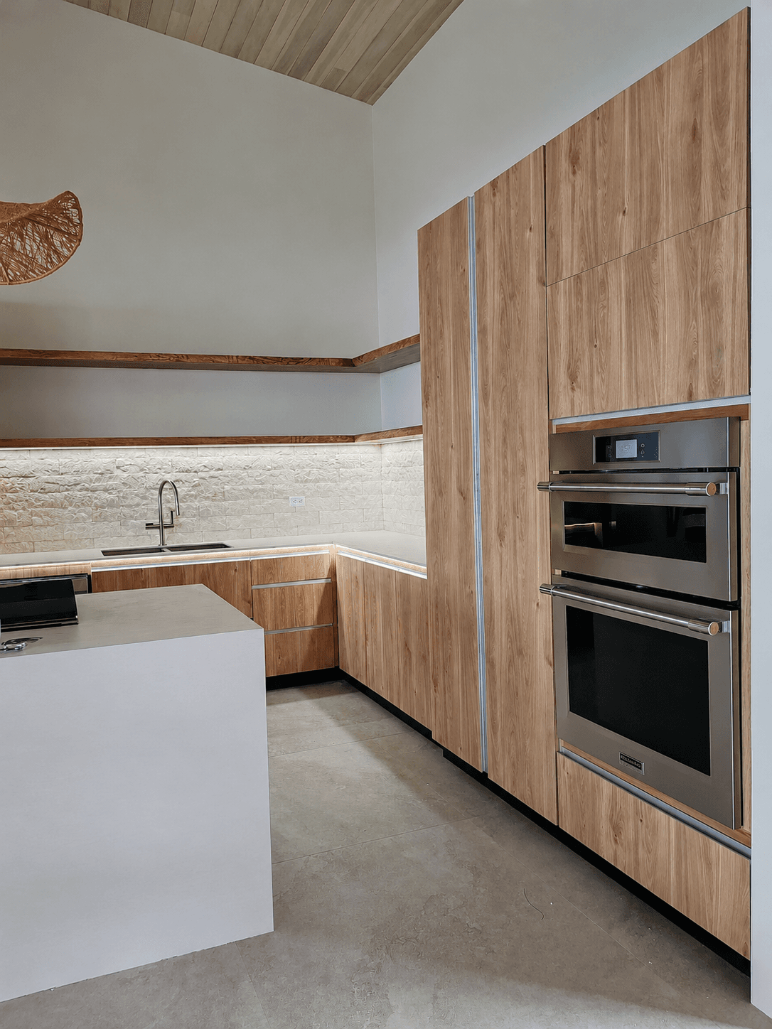 Cocina principal e isla - Casa Alas
