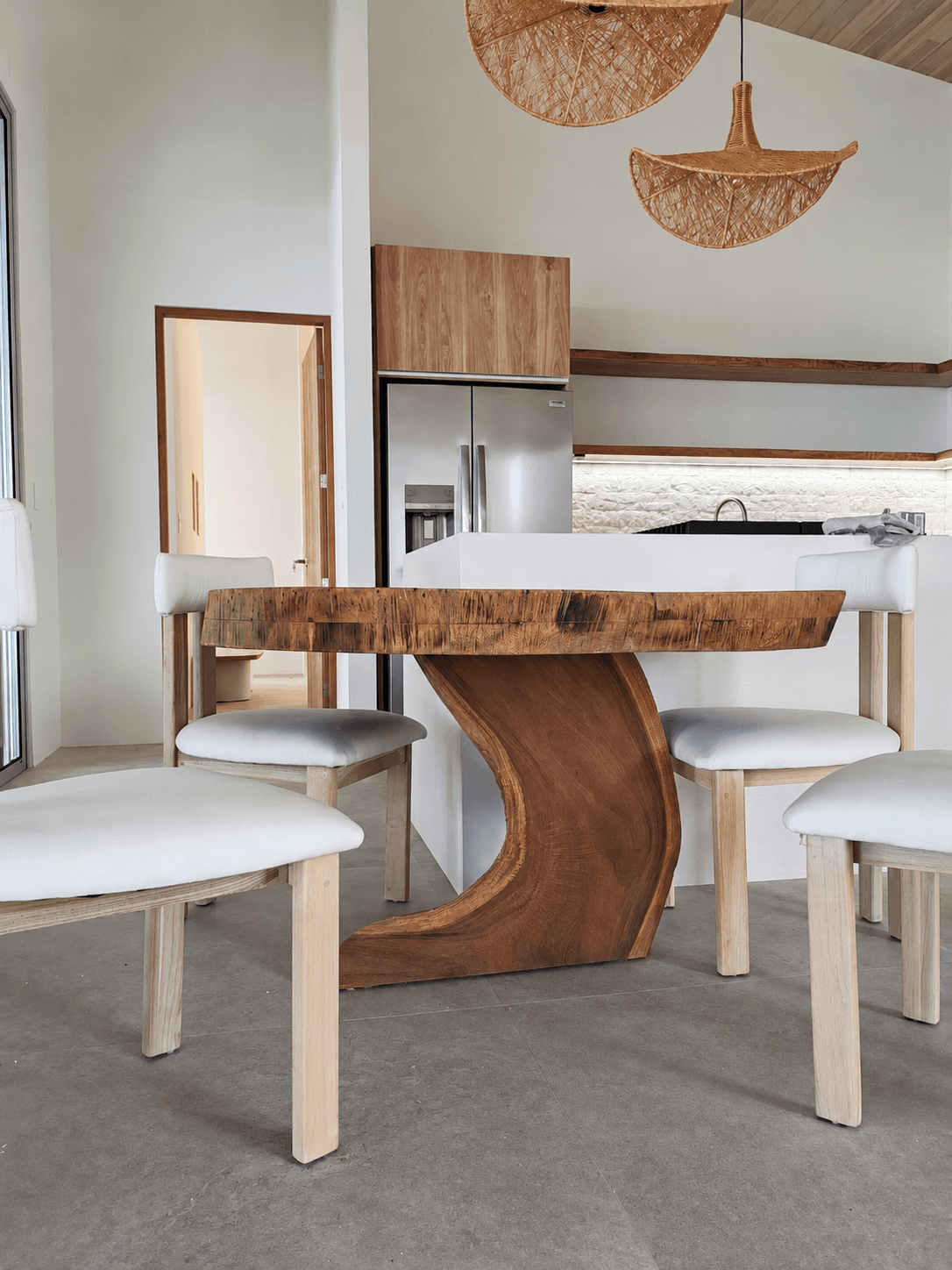Comedor y mesa de madera maciza - Casa Alas