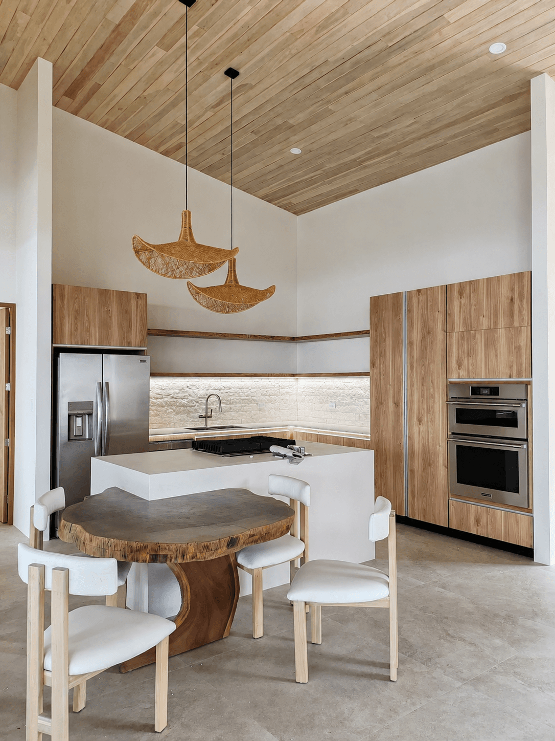Comedor y mesa de madera maciza - Casa Alas