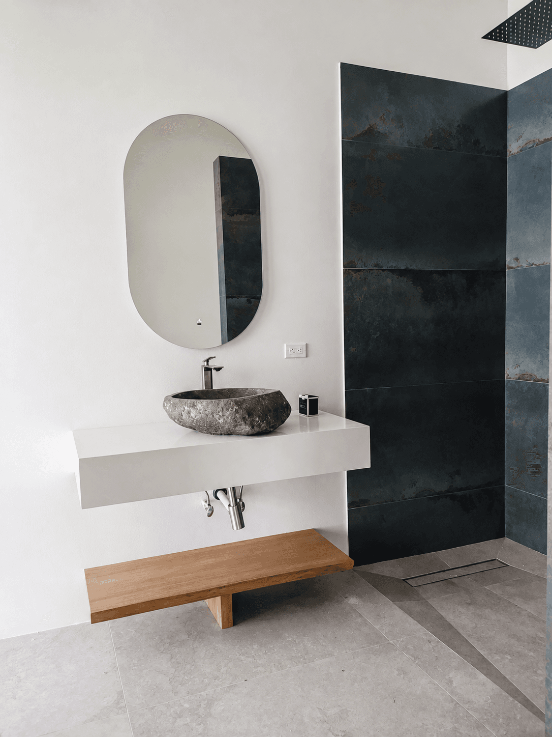 Baños con madera y piedra - Casa Alas