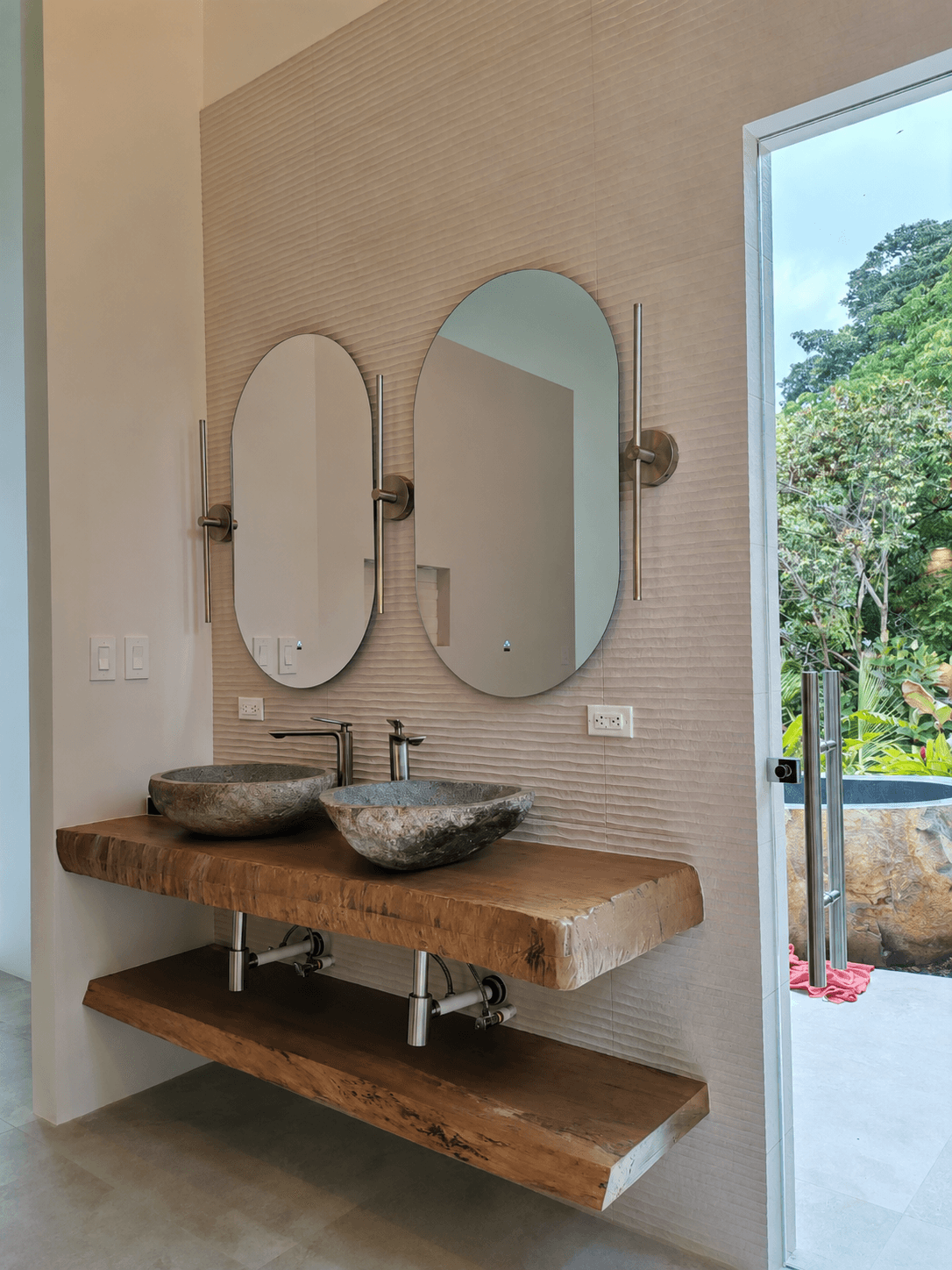Baños con madera y piedra - Casa Alas