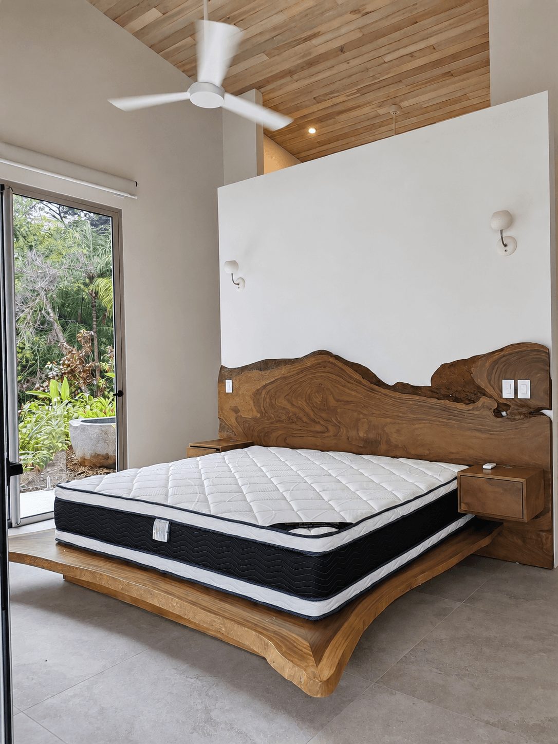Dormitorio principal y cama de madera - Casa Alas