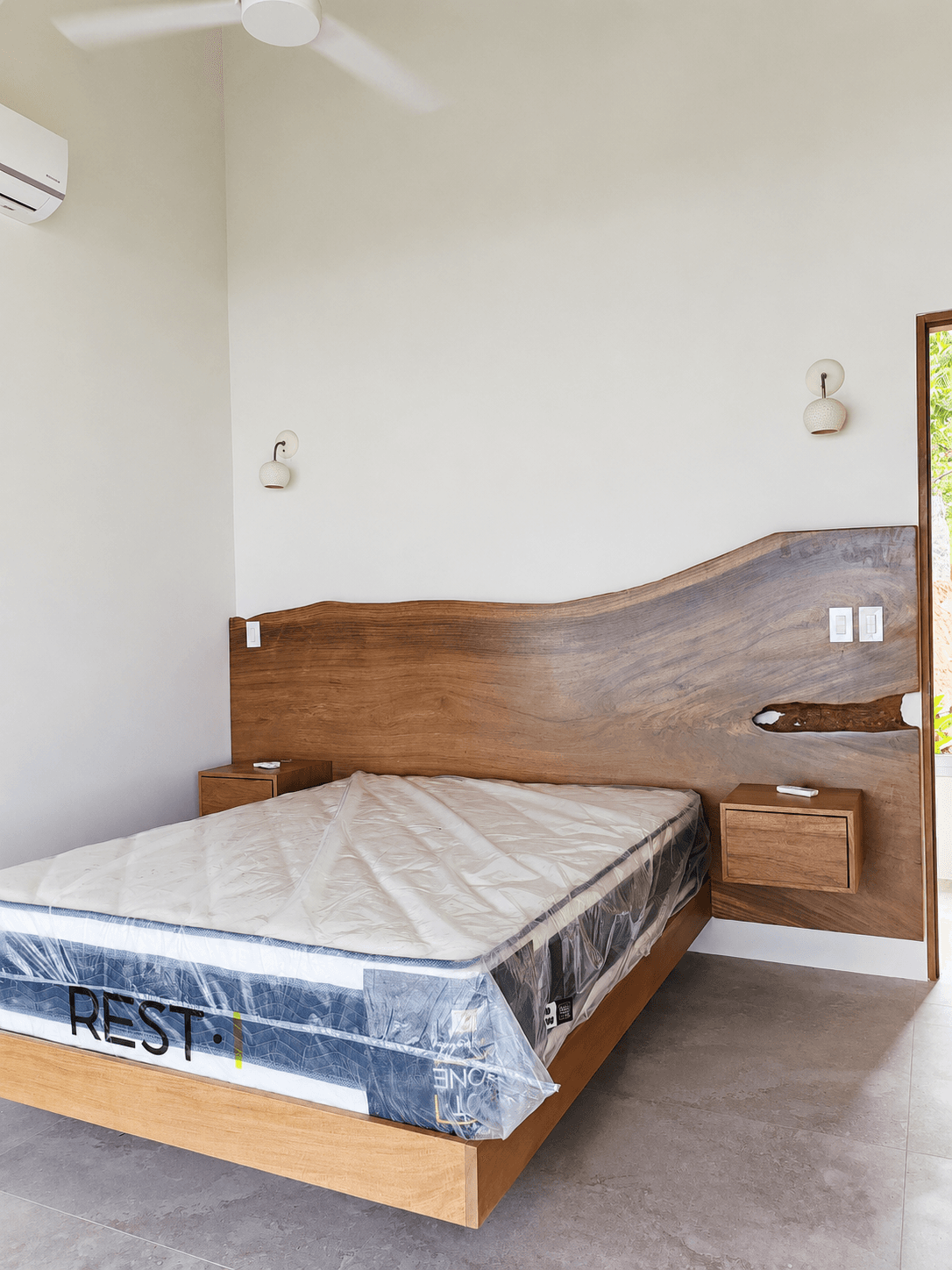 Dormitorio principal y cama de madera - Casa Alas