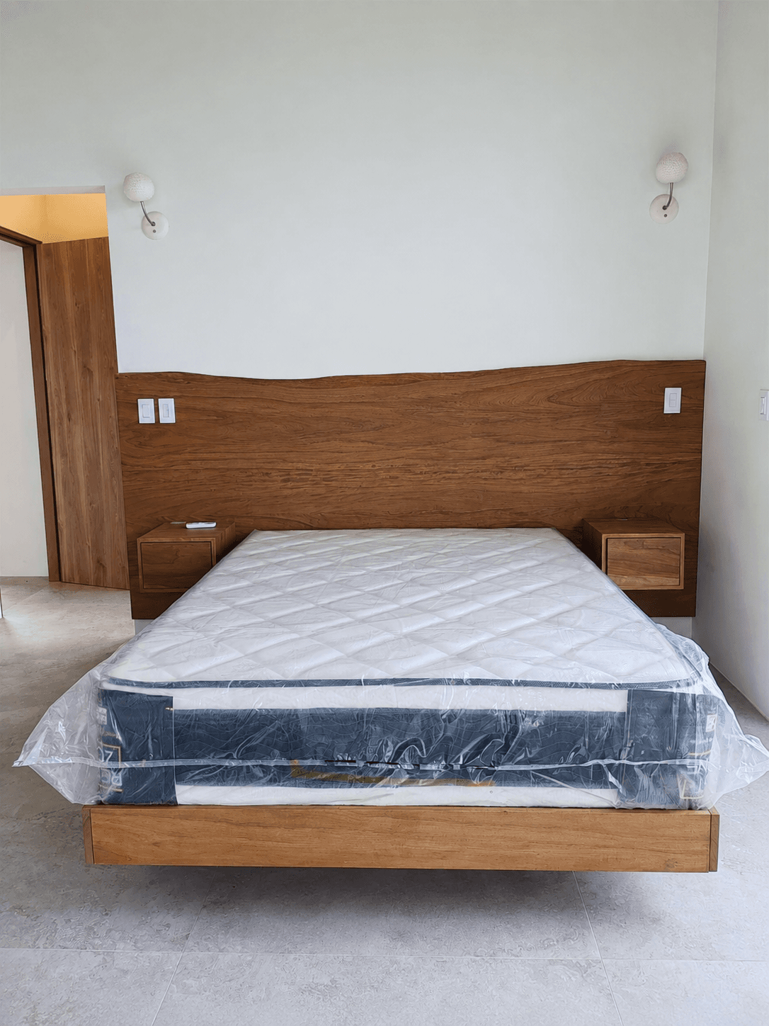 Dormitorio principal y cama de madera - Casa Alas