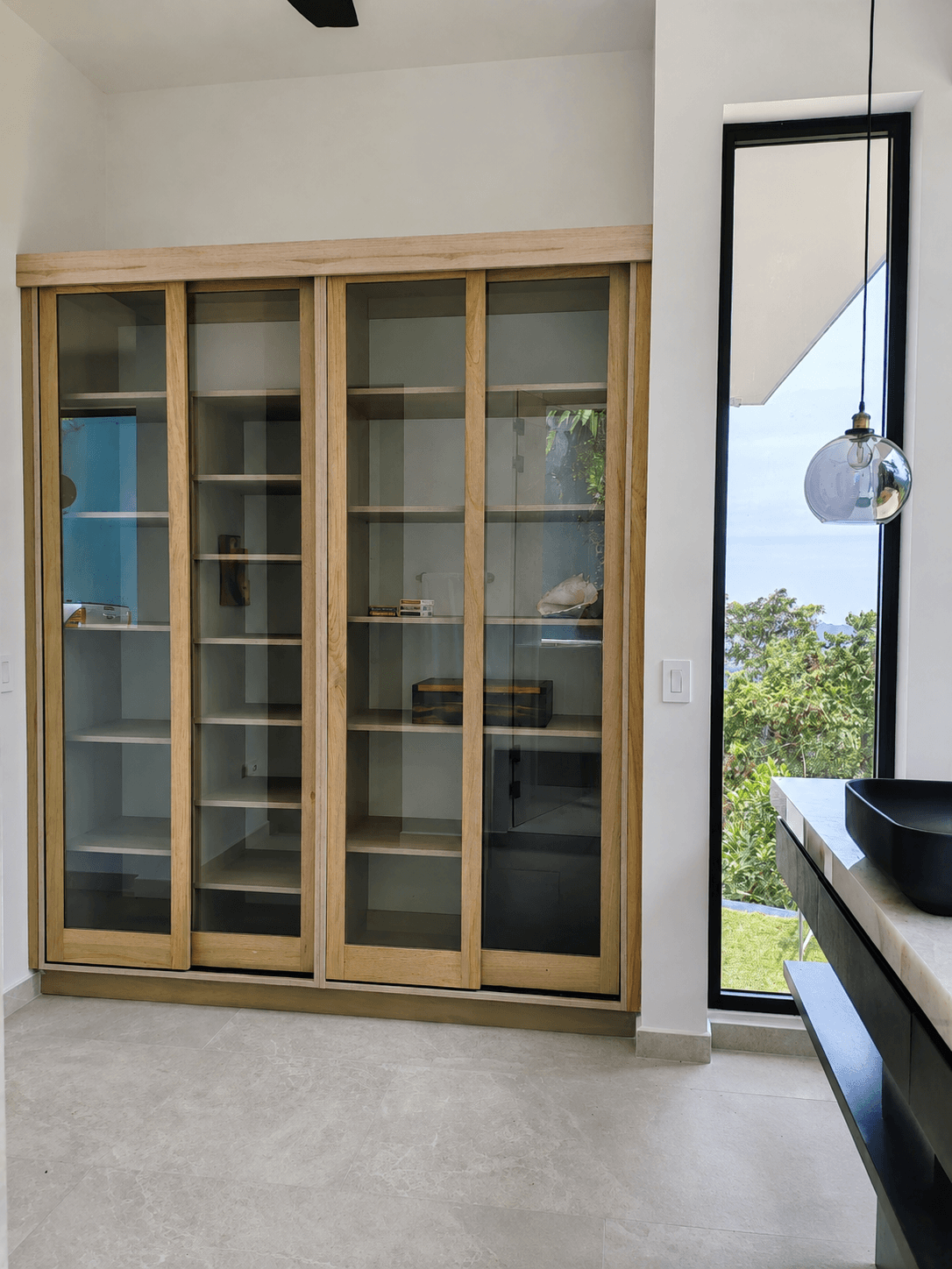 Vitrina de madera y vidrio - Casa Vergel