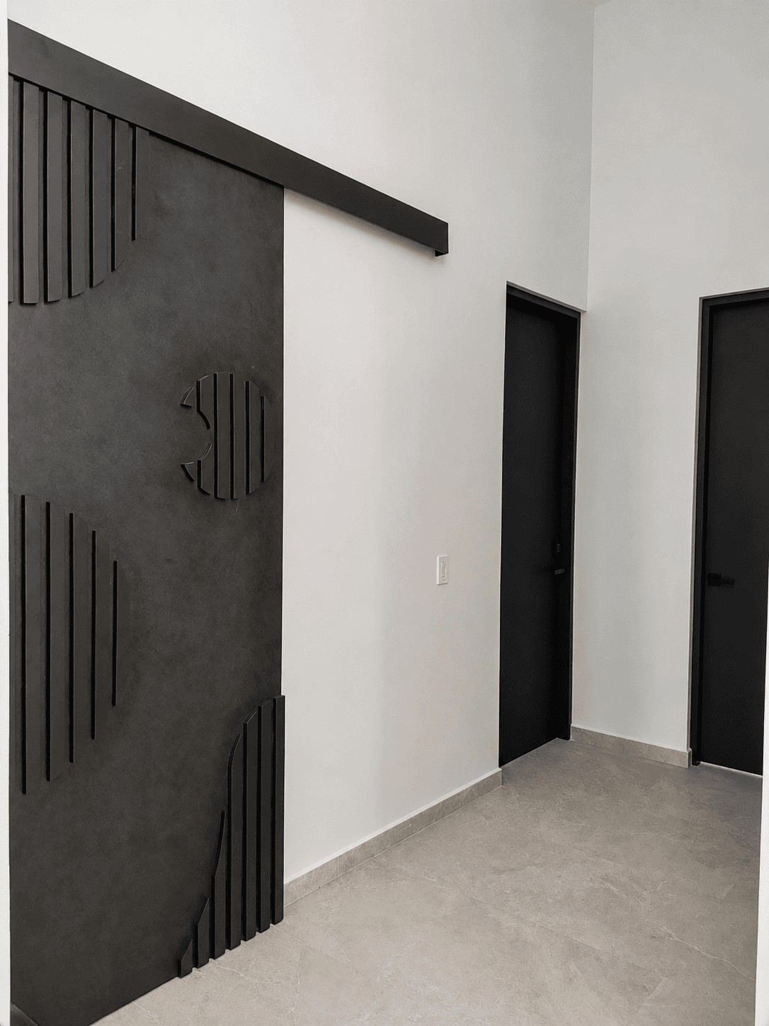 Pasillos y puertas oscuras - Casa Vergel