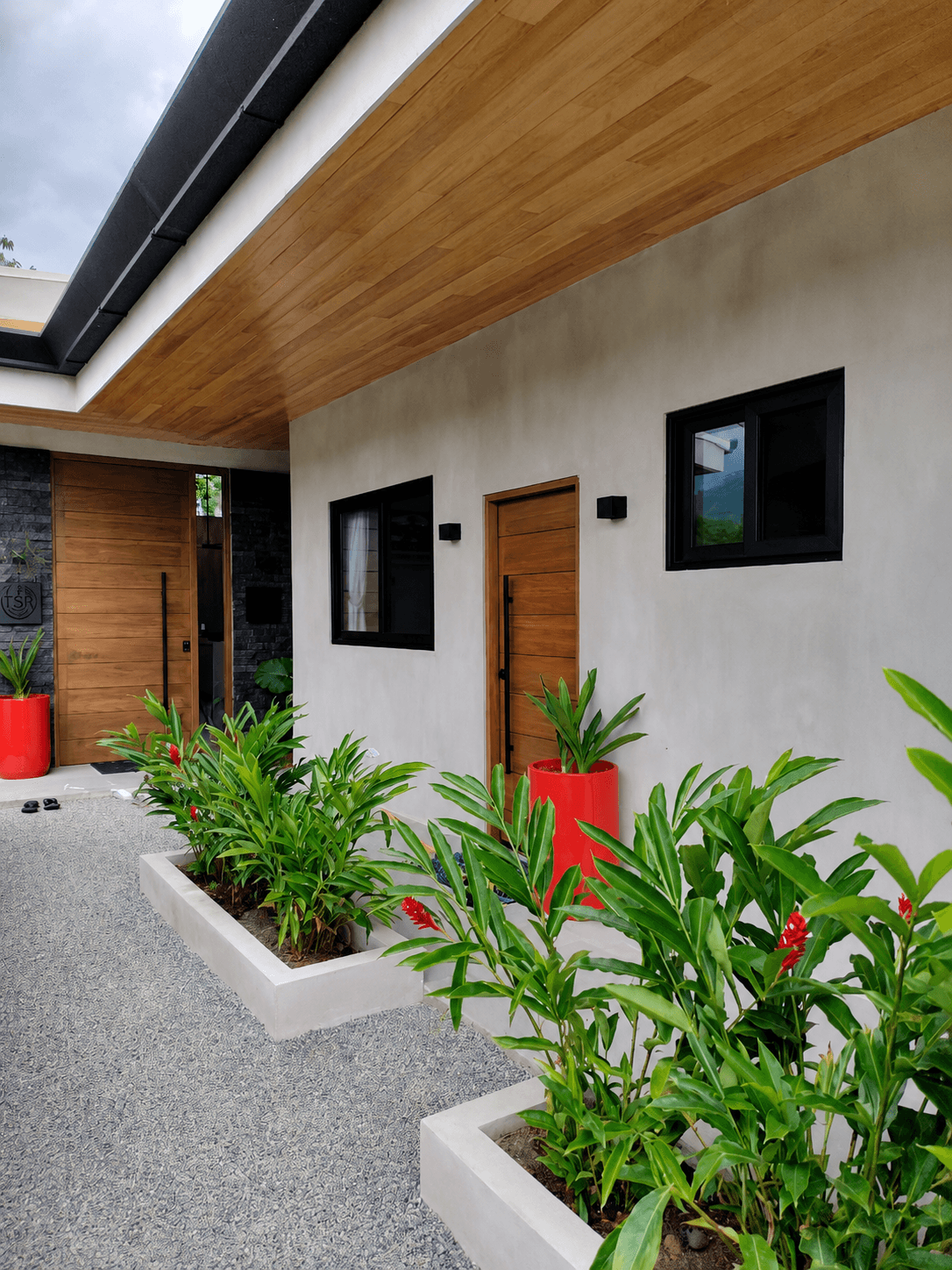 Accesos y puertas de madera - Casa Authentica