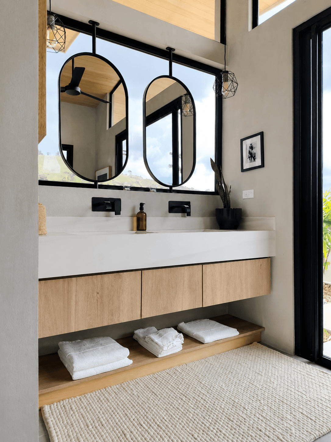 Baños con madera y tonos neutros - Casa Authentica
