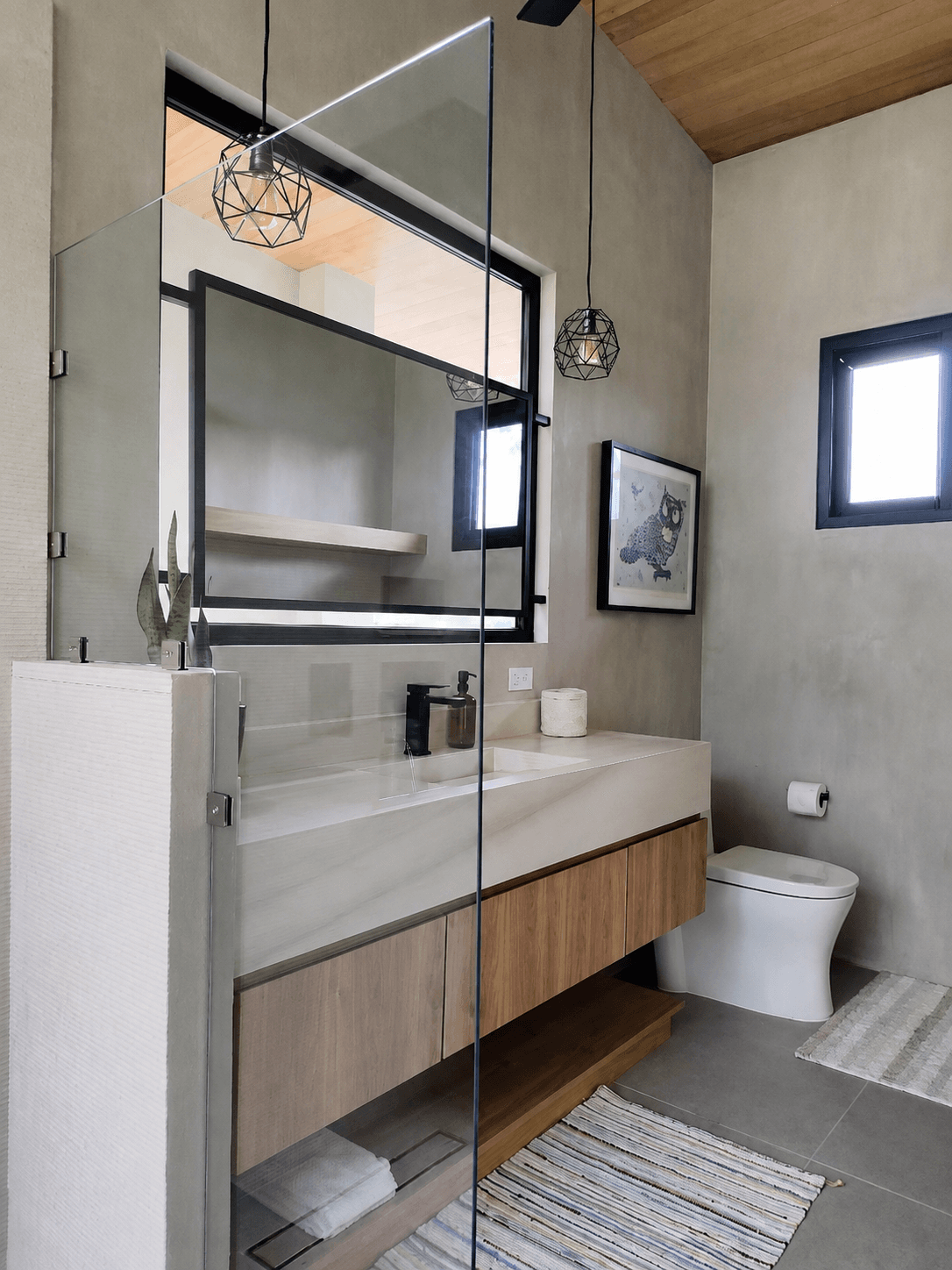 Baños con madera y tonos neutros - Casa Authentica