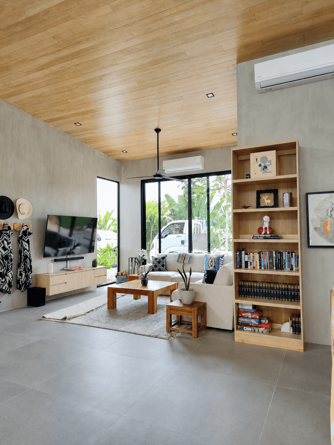 Sala con librero y mueble de TV - Casa Authentica