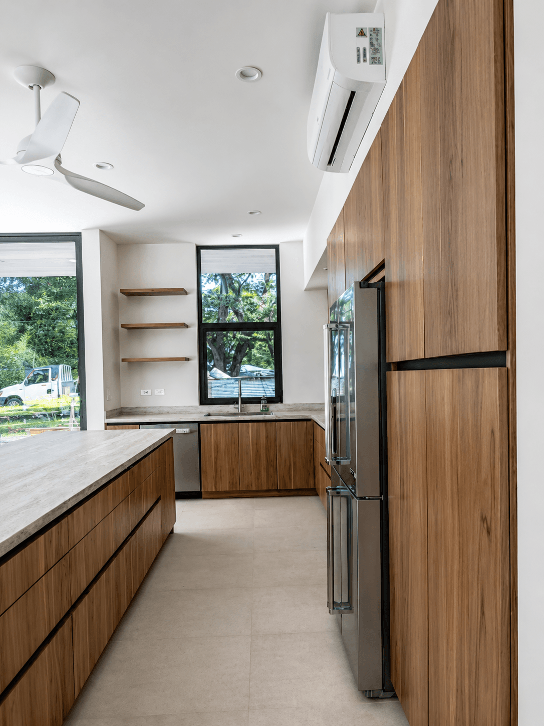 Cocina e isla con almacenamiento personalizado - Casa Everty