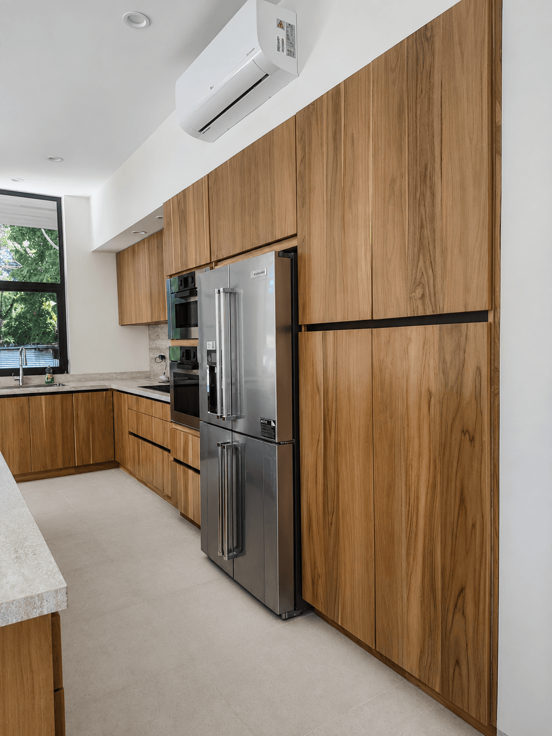 Cocina e isla con almacenamiento personalizado - Casa Everty