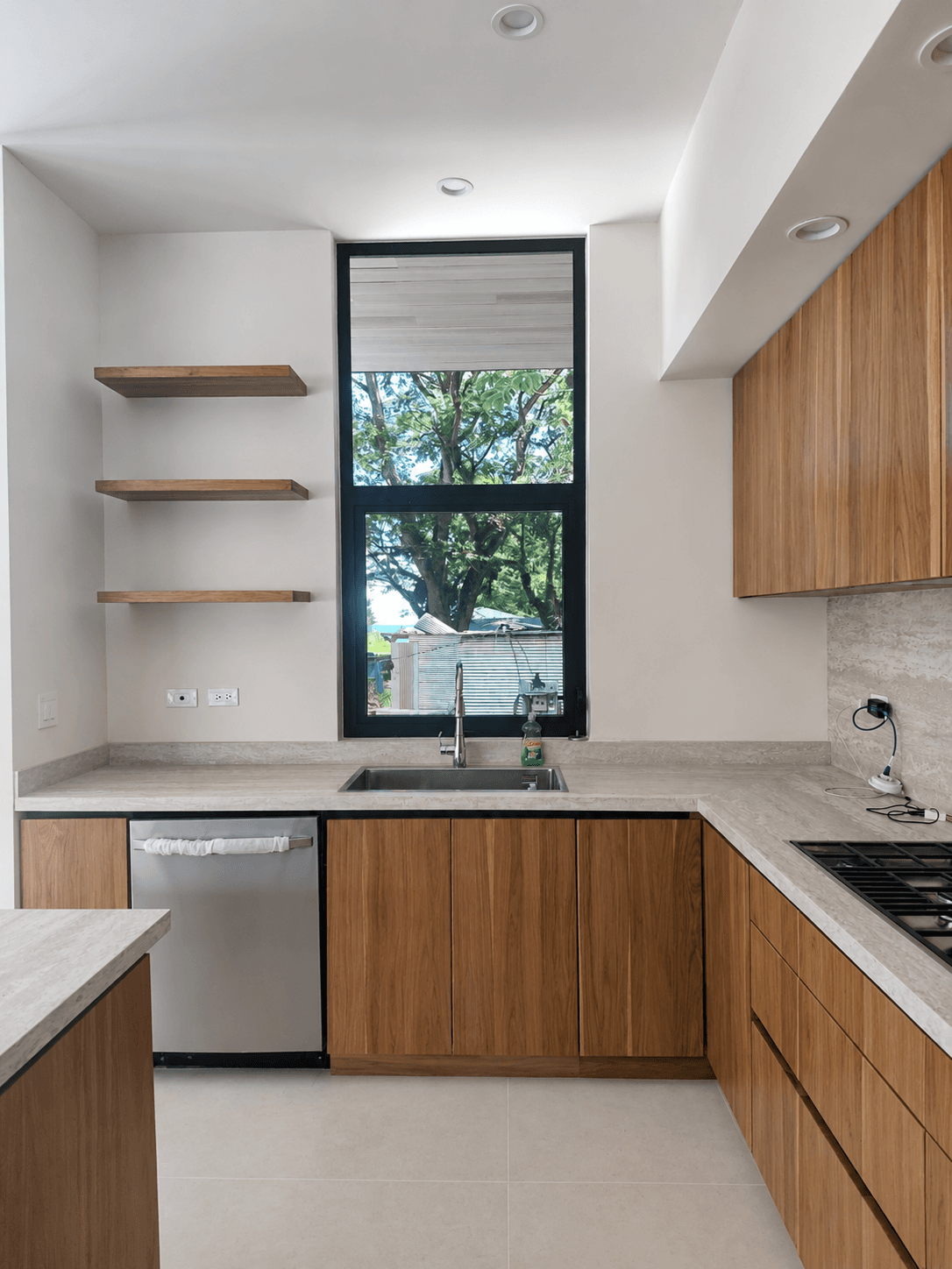 Cocina e isla con almacenamiento personalizado - Casa Everty