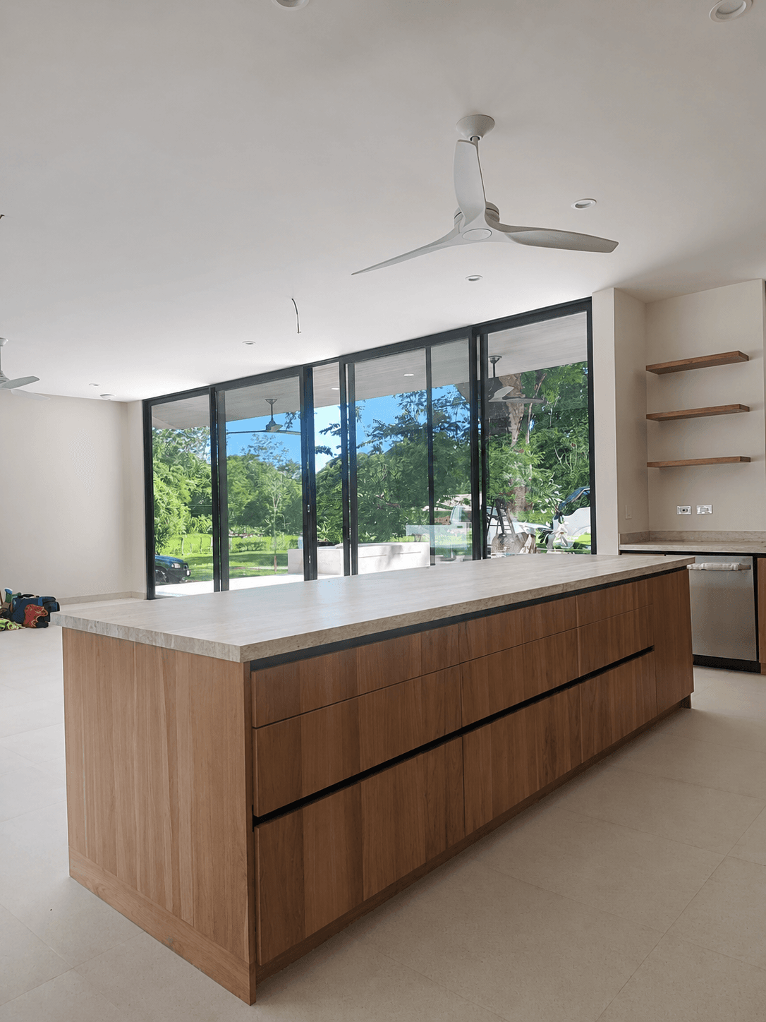 Cocina e isla con almacenamiento personalizado - Casa Everty