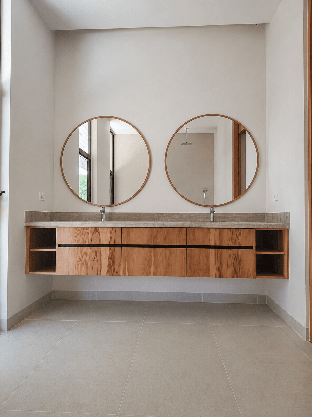 Baños en madera cálida - Casa Everty