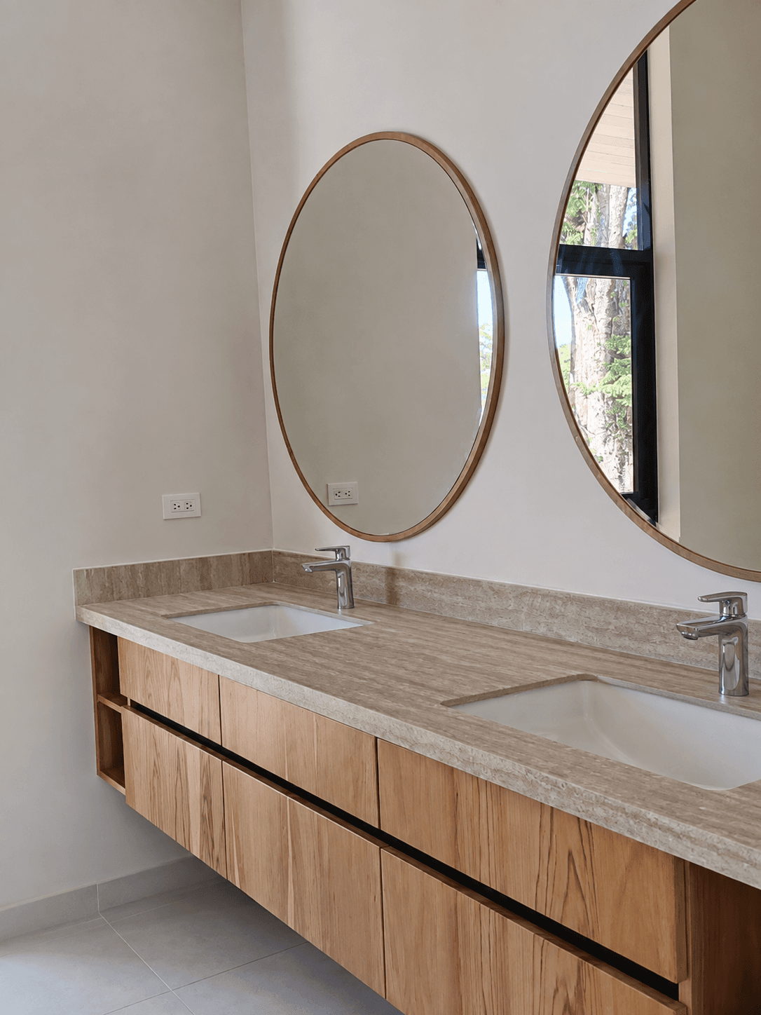 Baños en madera cálida - Casa Everty
