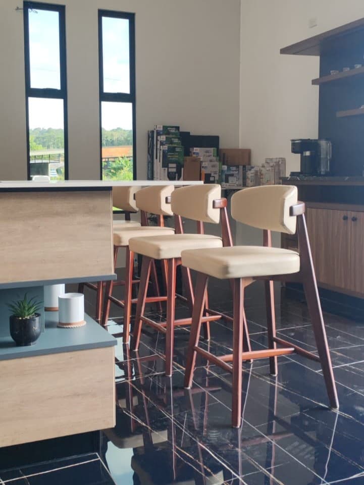 Bar y bancos altos - Casa Everty