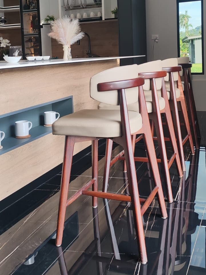 Bar y bancos altos - Casa Everty