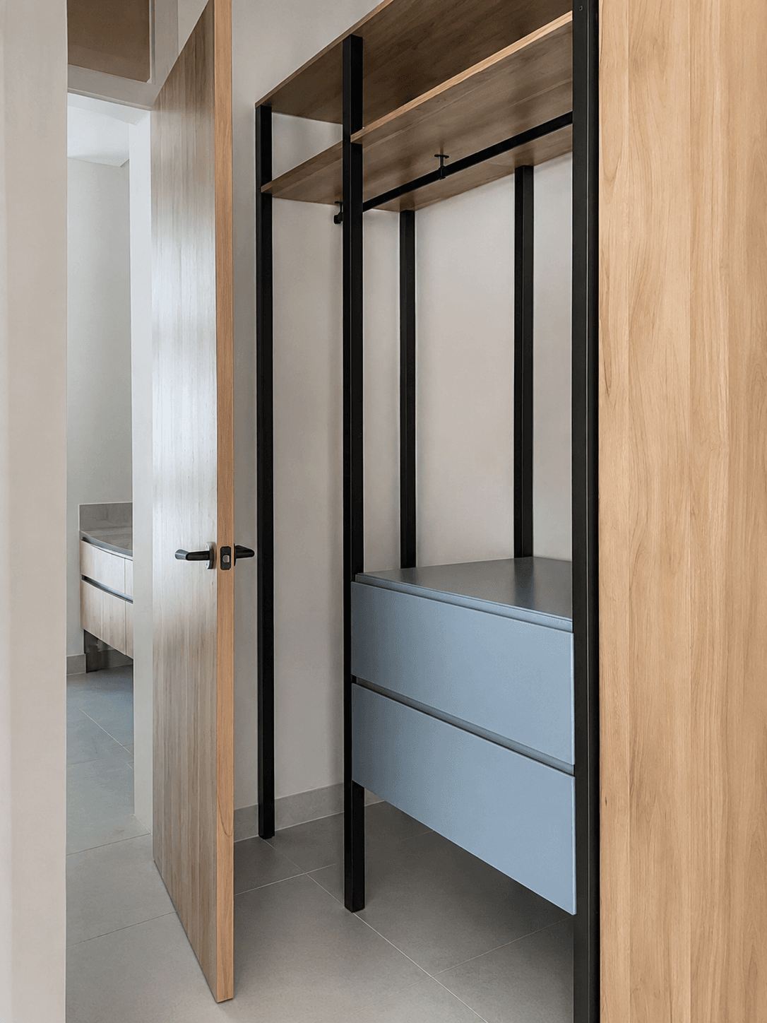 Clóset abierto con estructura metálica - Casa Everty