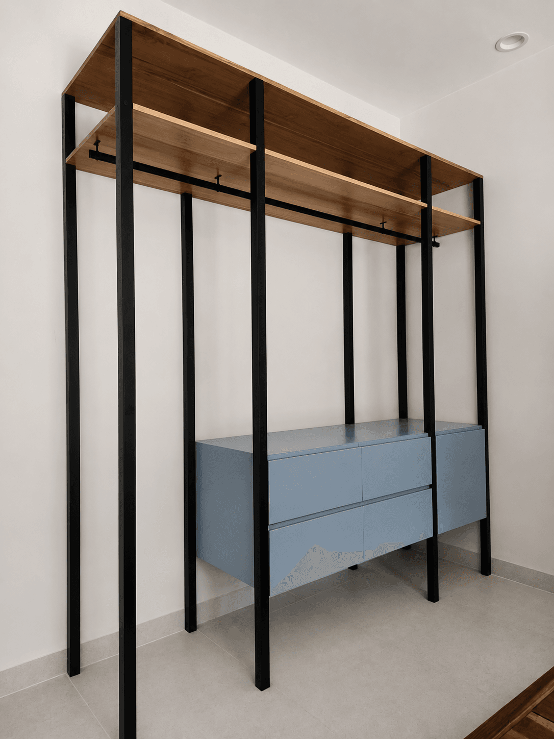 Clóset abierto con estructura metálica - Casa Everty