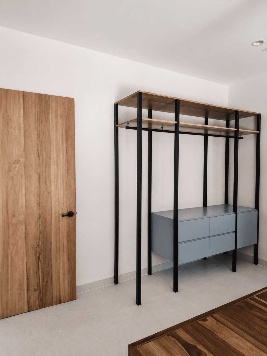 Clóset abierto con estructura metálica - Casa Everty