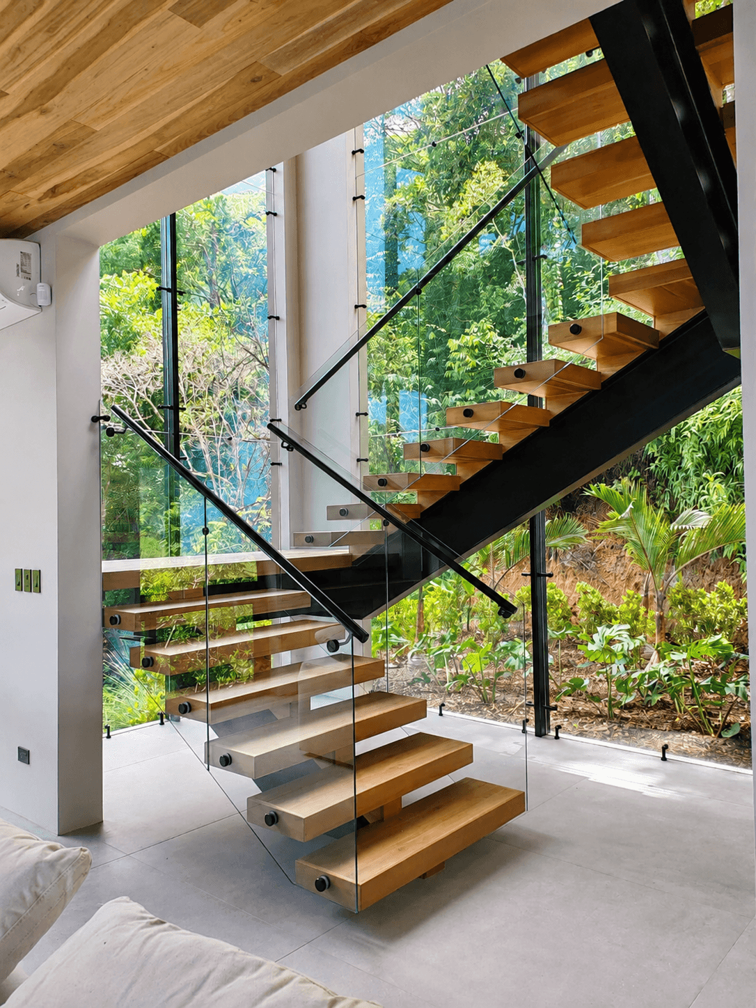 Escaleras y conexión interior - Casa Satori