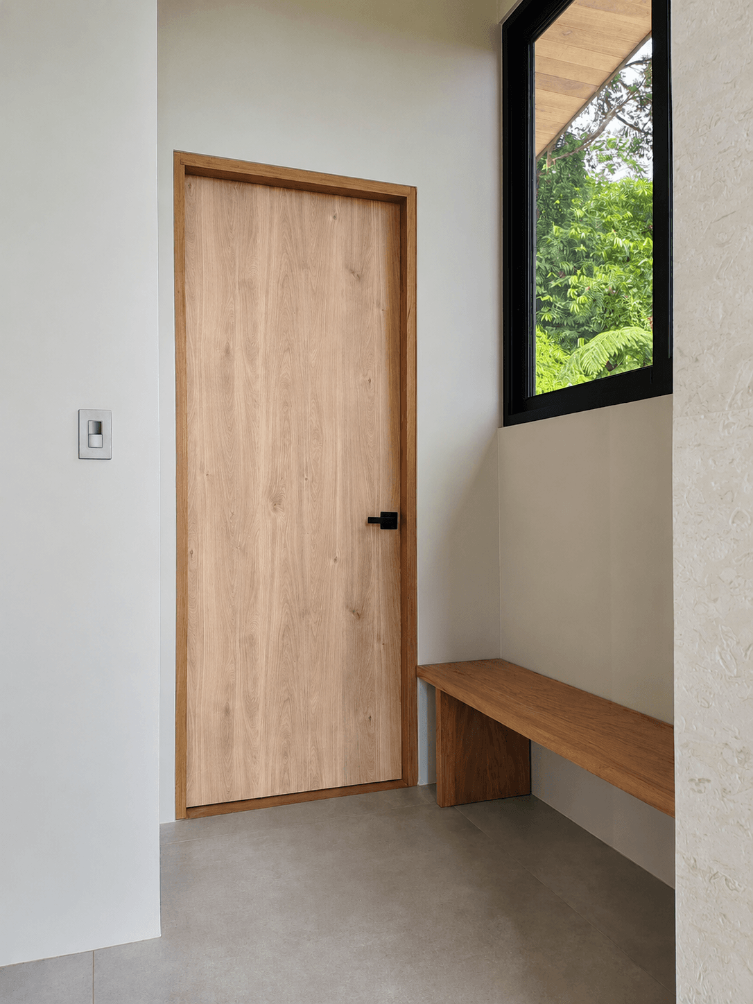 Puerta, banca y detalles de paso - Casa Satori