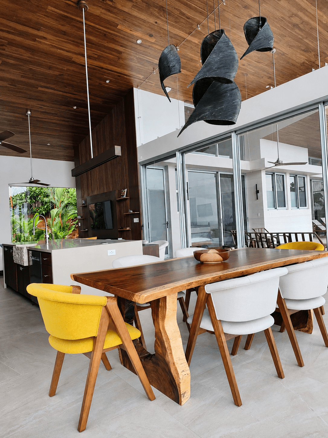 Comedor con mesa de madera - Casa Sattva