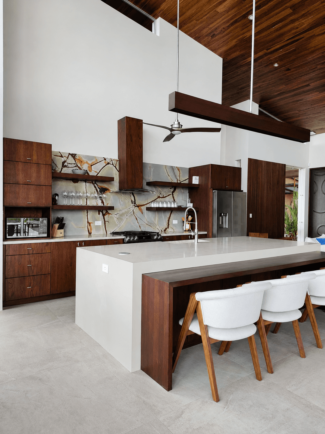 Cocina e isla - Casa Sattva