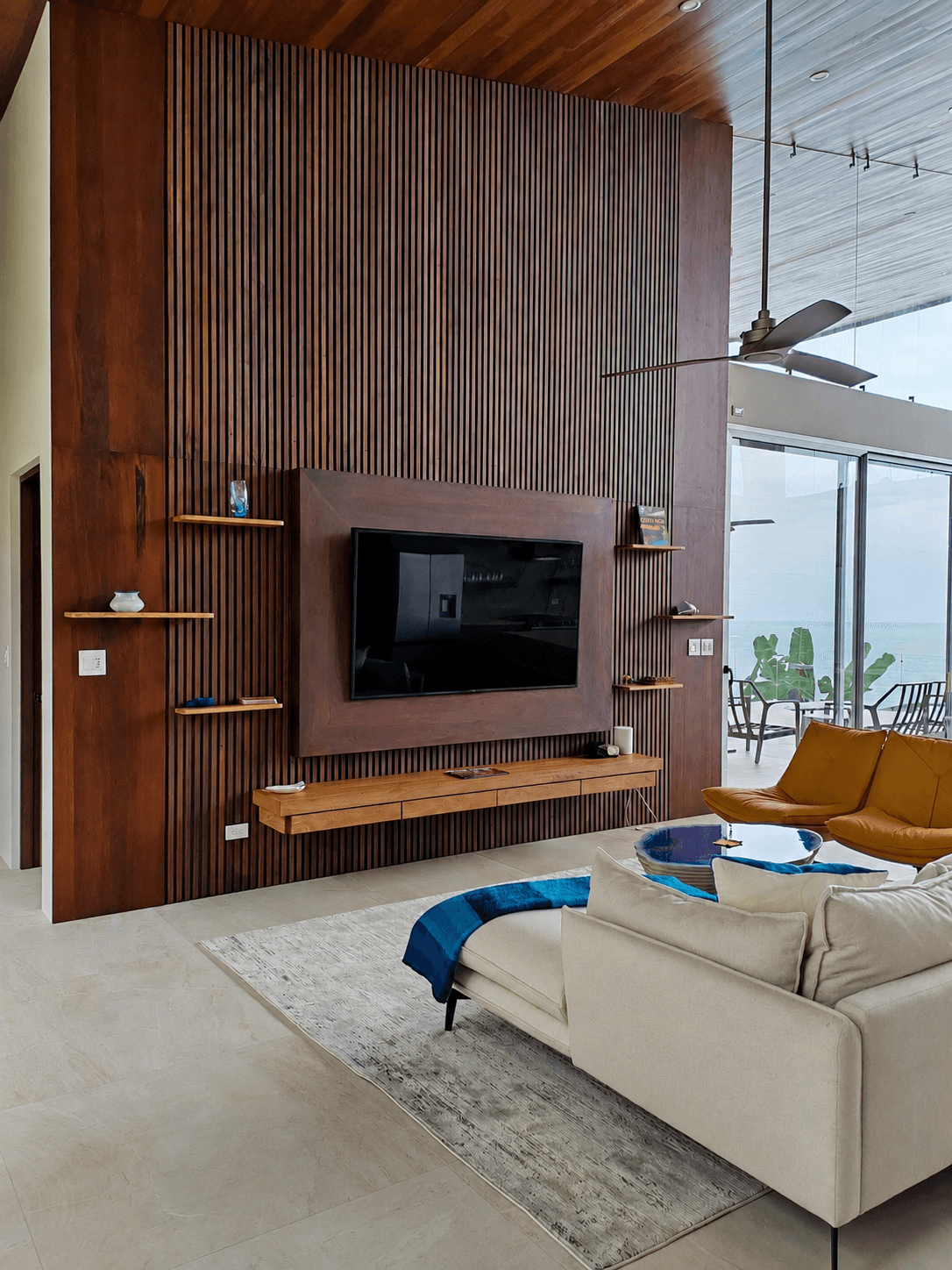 Sala, panel de TV y consolas - Casa Sattva