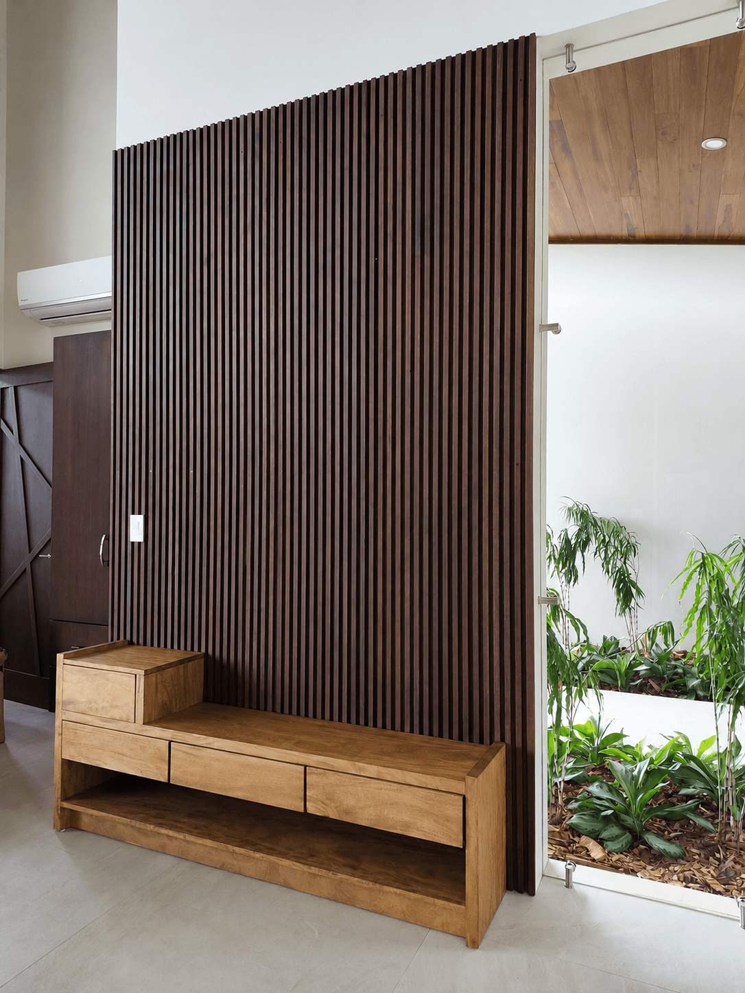 Sala, panel de TV y consolas - Casa Sattva