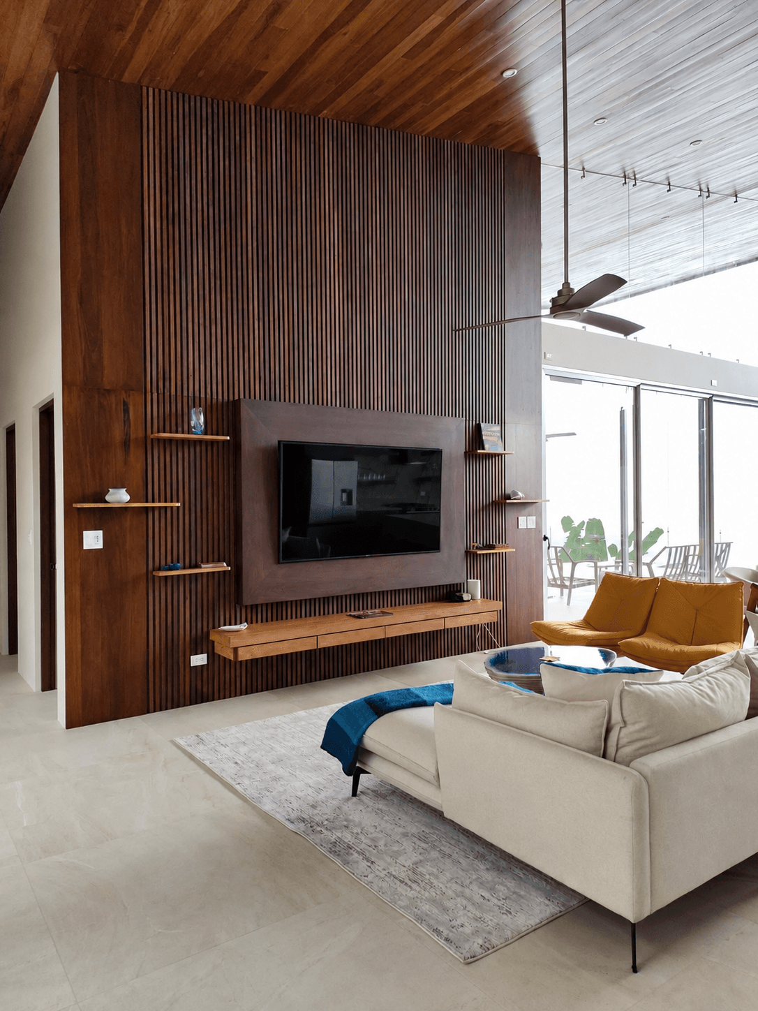 Sala, panel de TV y consolas - Casa Sattva