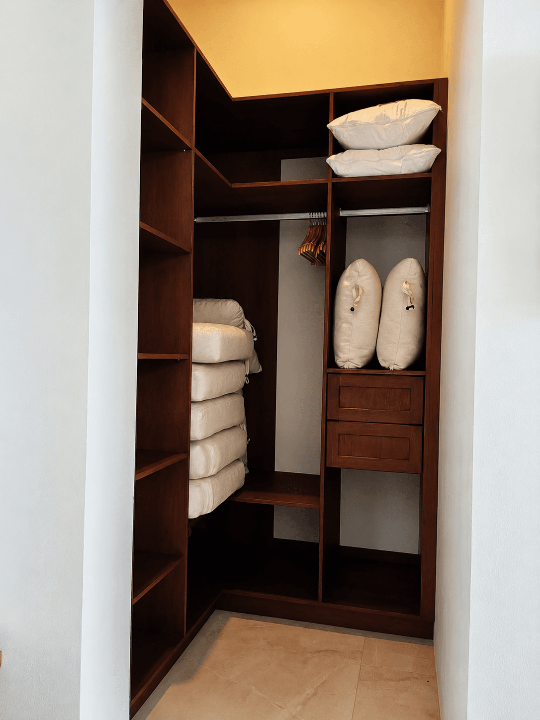Closets y walk-in closet - Casa Sattva