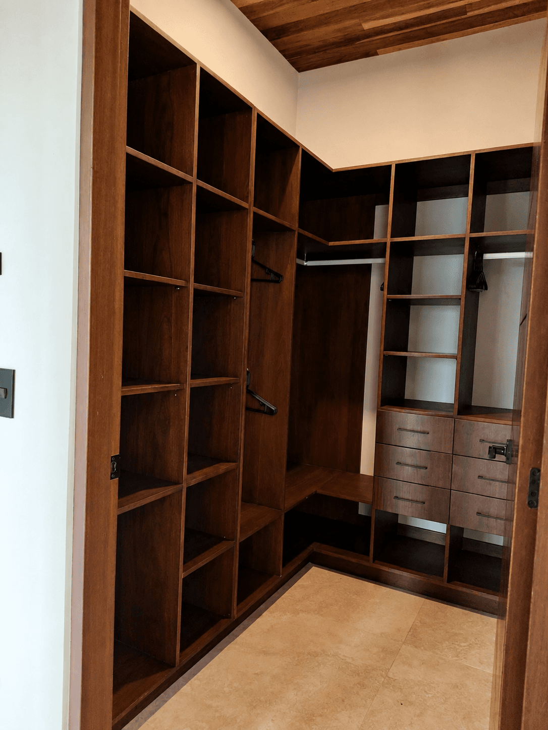 Closets y walk-in closet - Casa Sattva